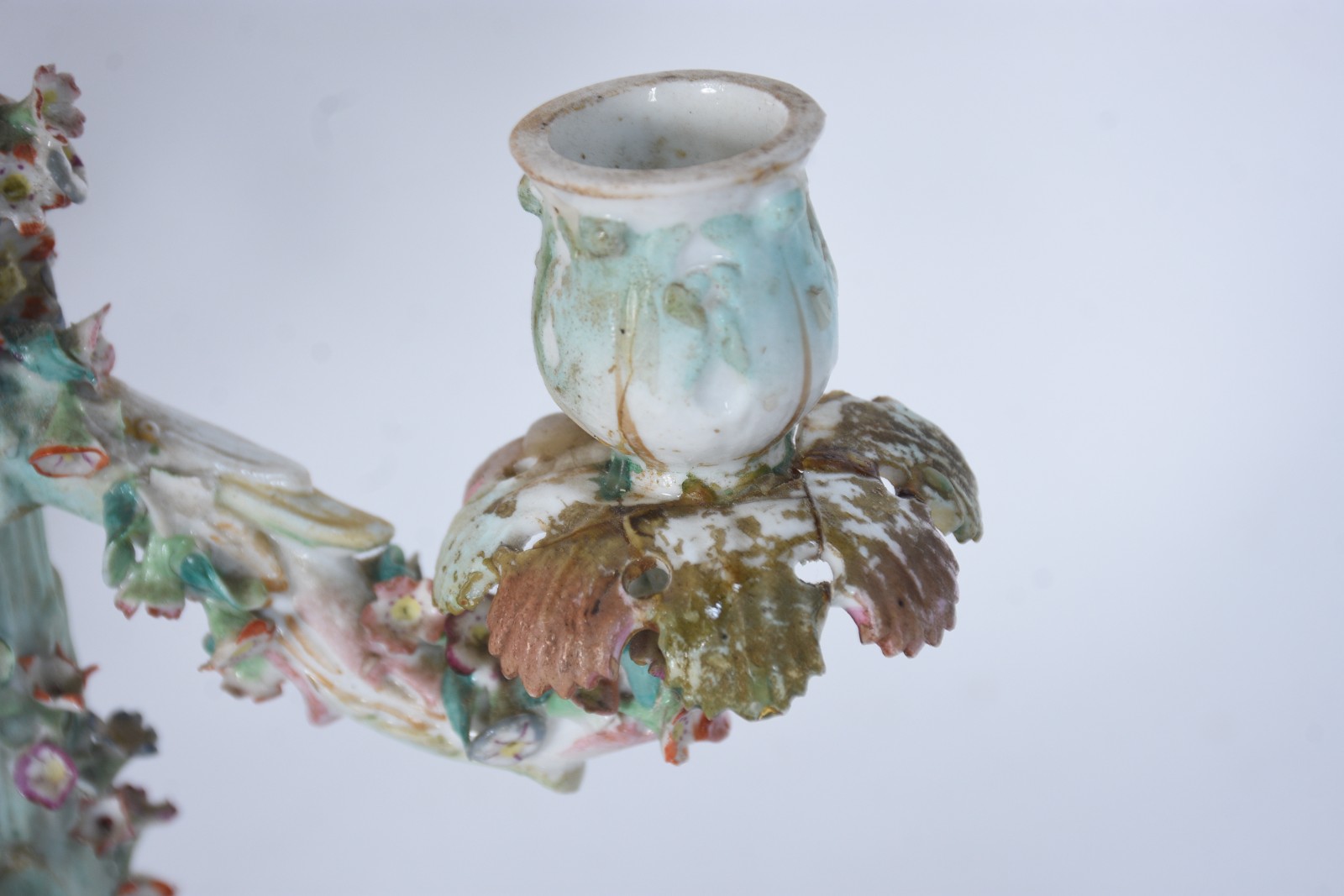 Par de candelabros para 3 velas cada, de porcelana alemã de Meissen... - foto 7 de 11