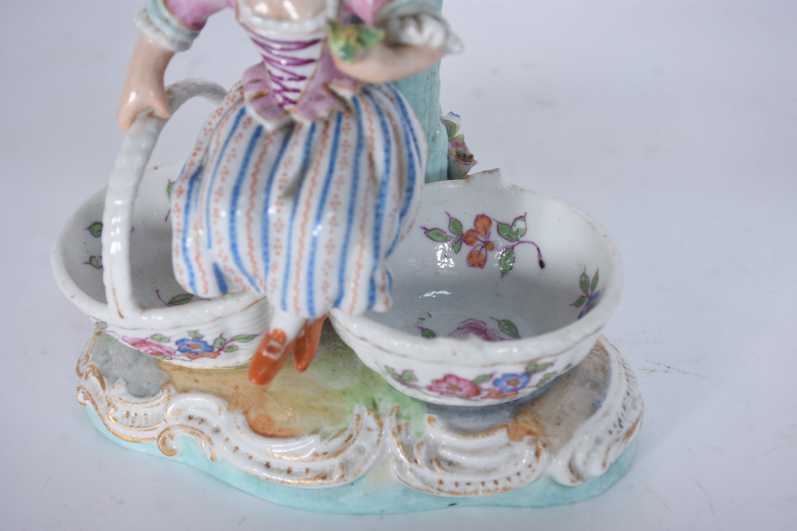 Par de candelabros para 3 velas cada, de porcelana alemã de Meissen... - foto 8 de 11