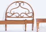 Cama de solteiro e mesinha de cabeceira de made... - Cama de solteiro e mesinha de cabeceira de madeira nobre estilo austríaco Thonet. (cama completa com laterais e estrado, parte frontal da gaveta...
