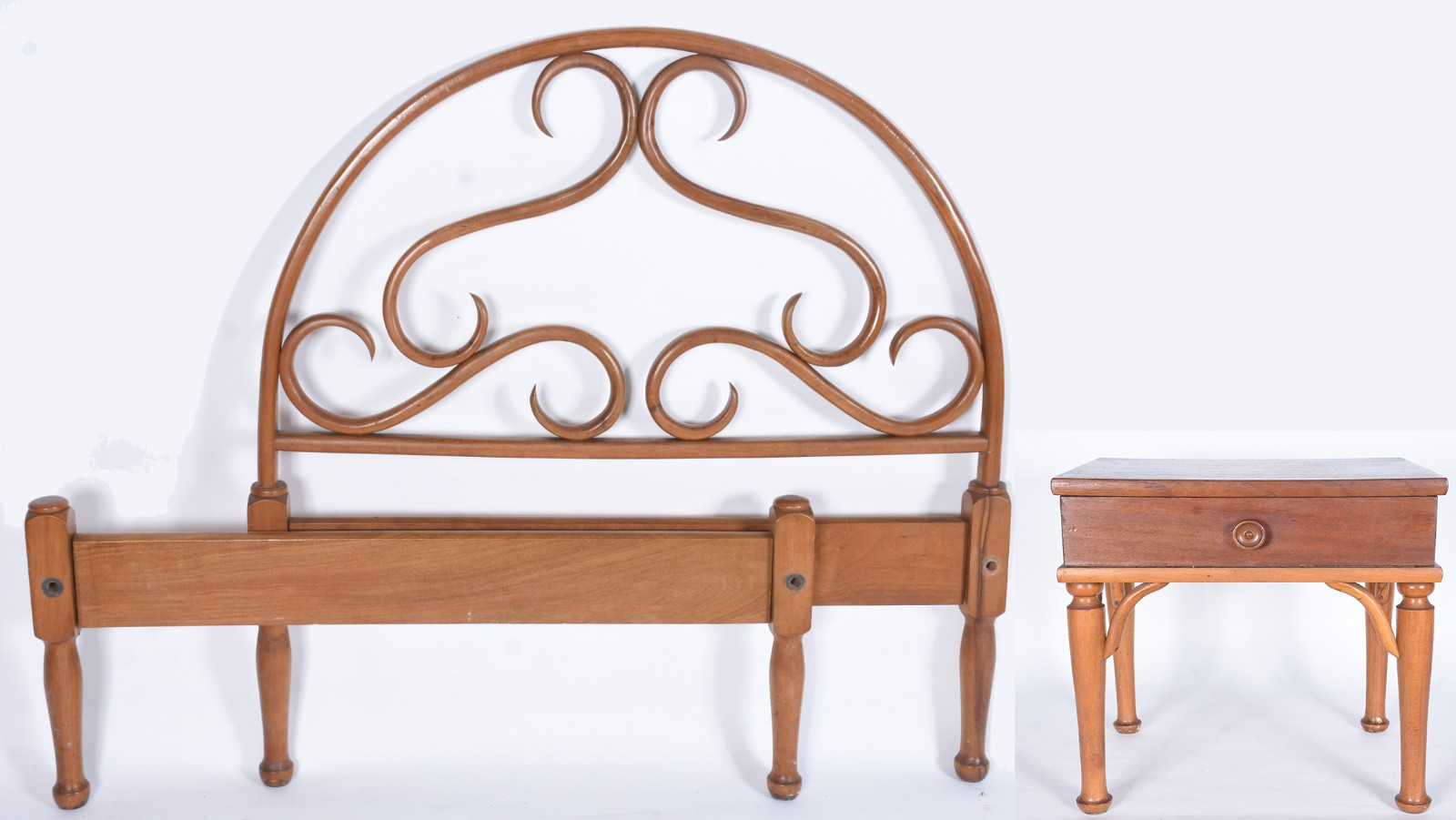Cama de solteiro e mesinha de cabeceira de madeira nobre estilo... - foto 1 de 11