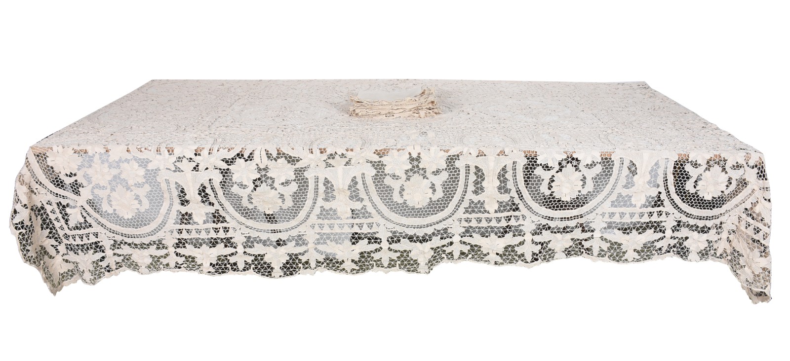 Toalha de mesa bege com bordados. Acompanham 6 guardanapos. Pequenas... - foto 1 de 11