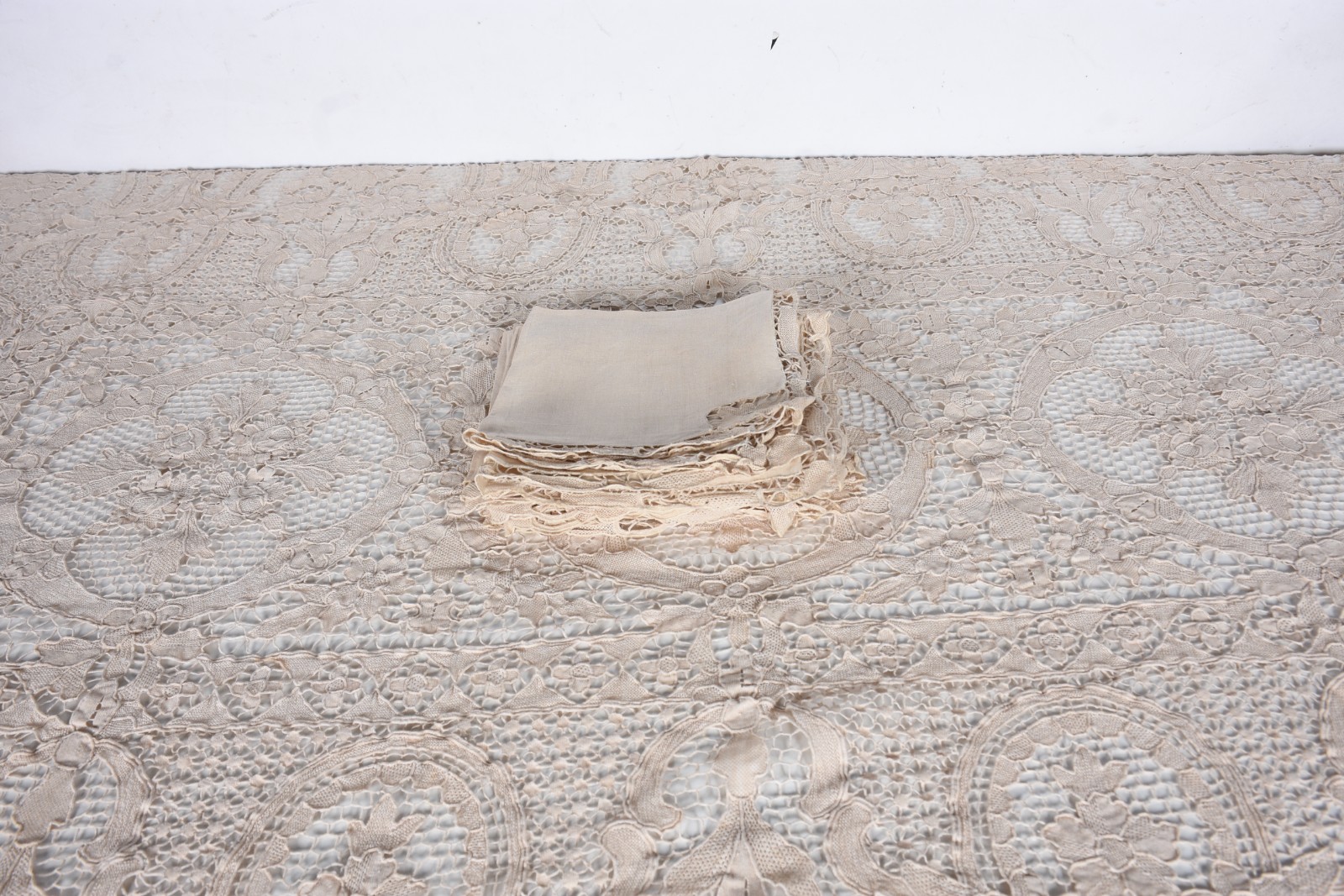 Toalha de mesa bege com bordados. Acompanham 6 guardanapos. Pequenas... - foto 3 de 11