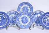 Tres pares de pratos de faiança decorados com p... - Tres pares de pratos de faiança decorados com paisagens em azul e branco.