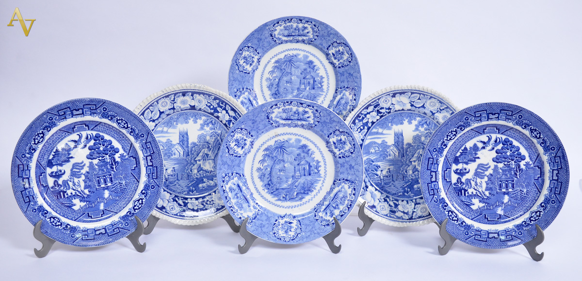 Tres pares de pratos de faiança decorados com paisagens em azul e...