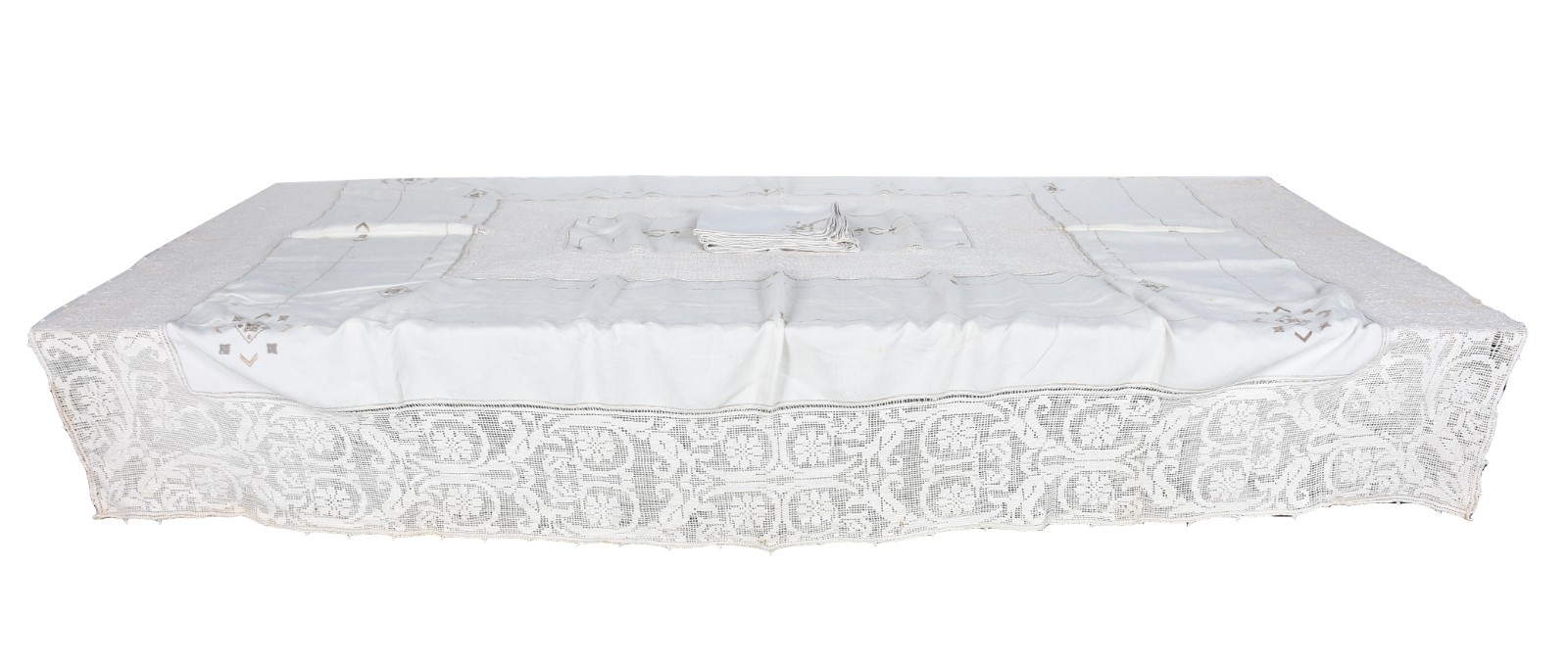 Toalha de mesa bordada. Acompanham 12 guardanapos. Com manchas. - foto 1 de 11