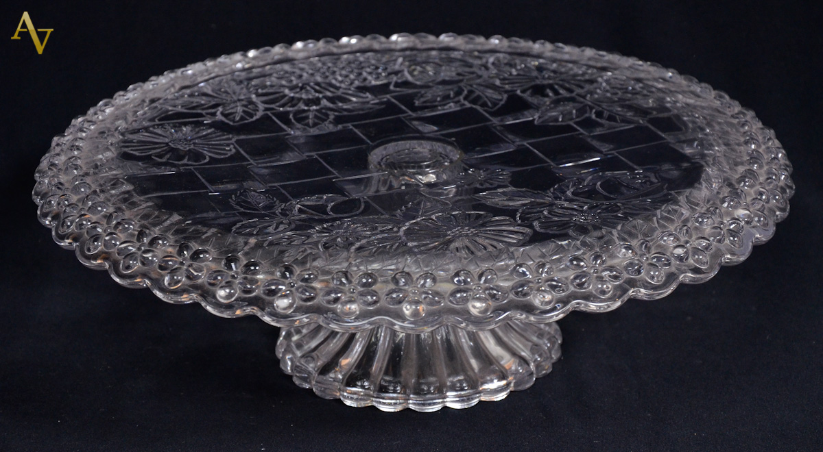 Prato para bolo de pe alto com flores em relevo. Diam. 34 cm.