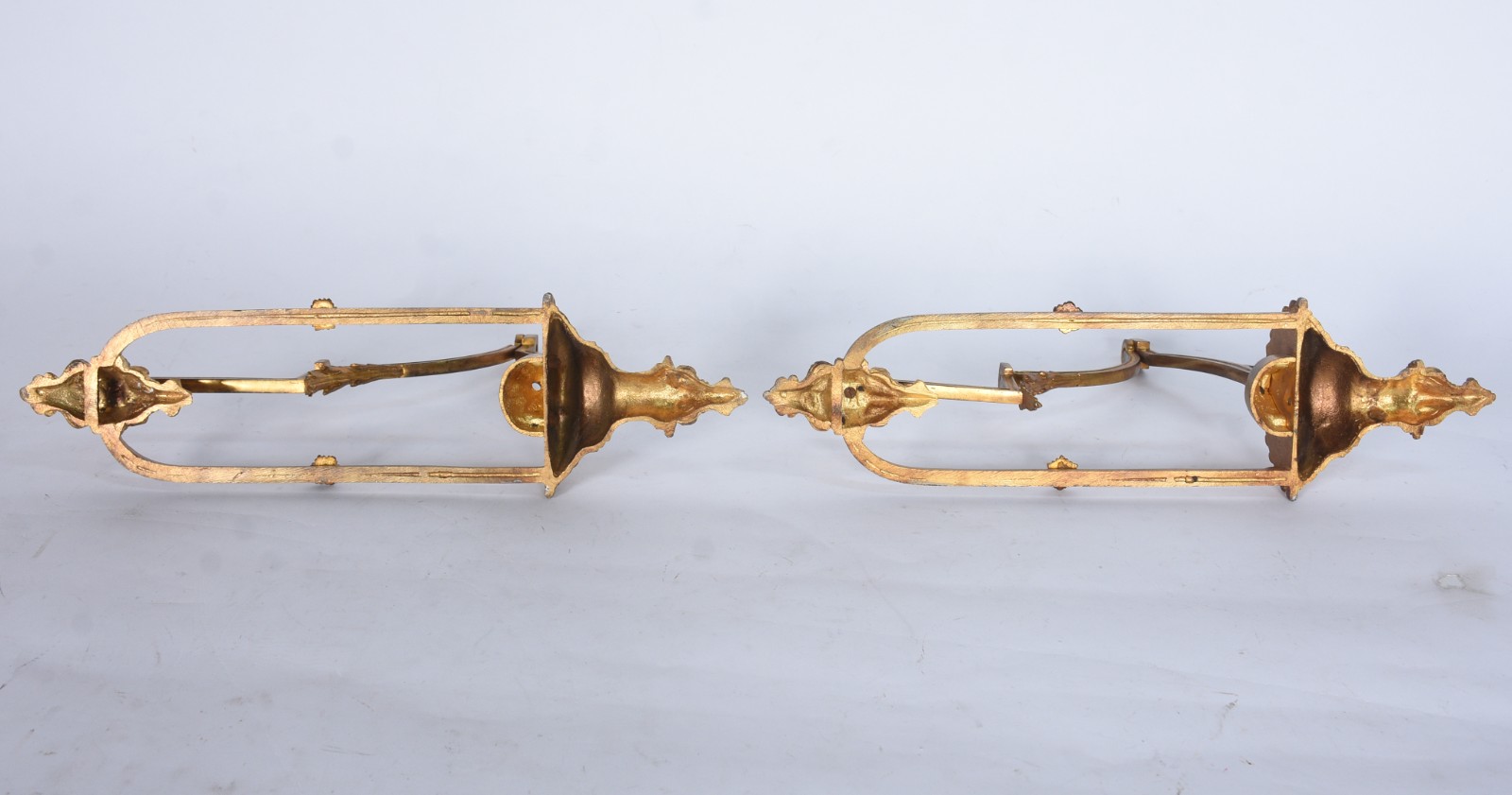 Par de arandelas de metal dourado, com pingente lapidado... - foto 4 de 7
