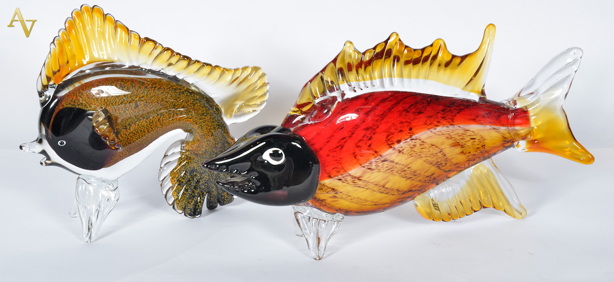 Dois peixes de murano, cores variadas. Alts. 20 e 25 cm.