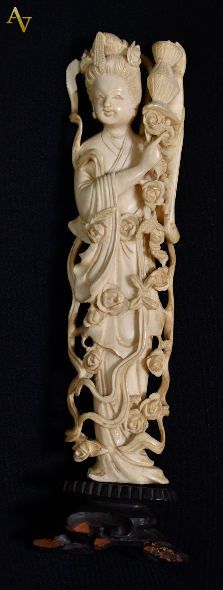 Estatueta de marfim repres.gueixa com flores (pequeno lascado na fita...