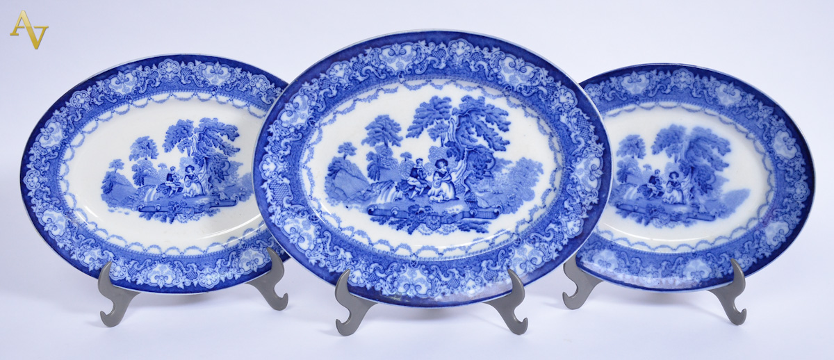 Tres travessas inglesas na cor azul e branco. Meds. 25, 27 e 30 cm.