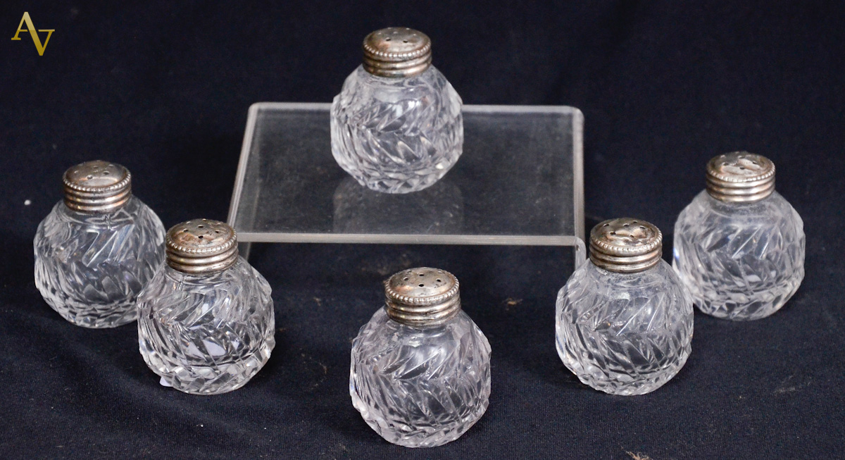 Seis saleiros de cristal lapidado com prata. Alt. 5 cm.