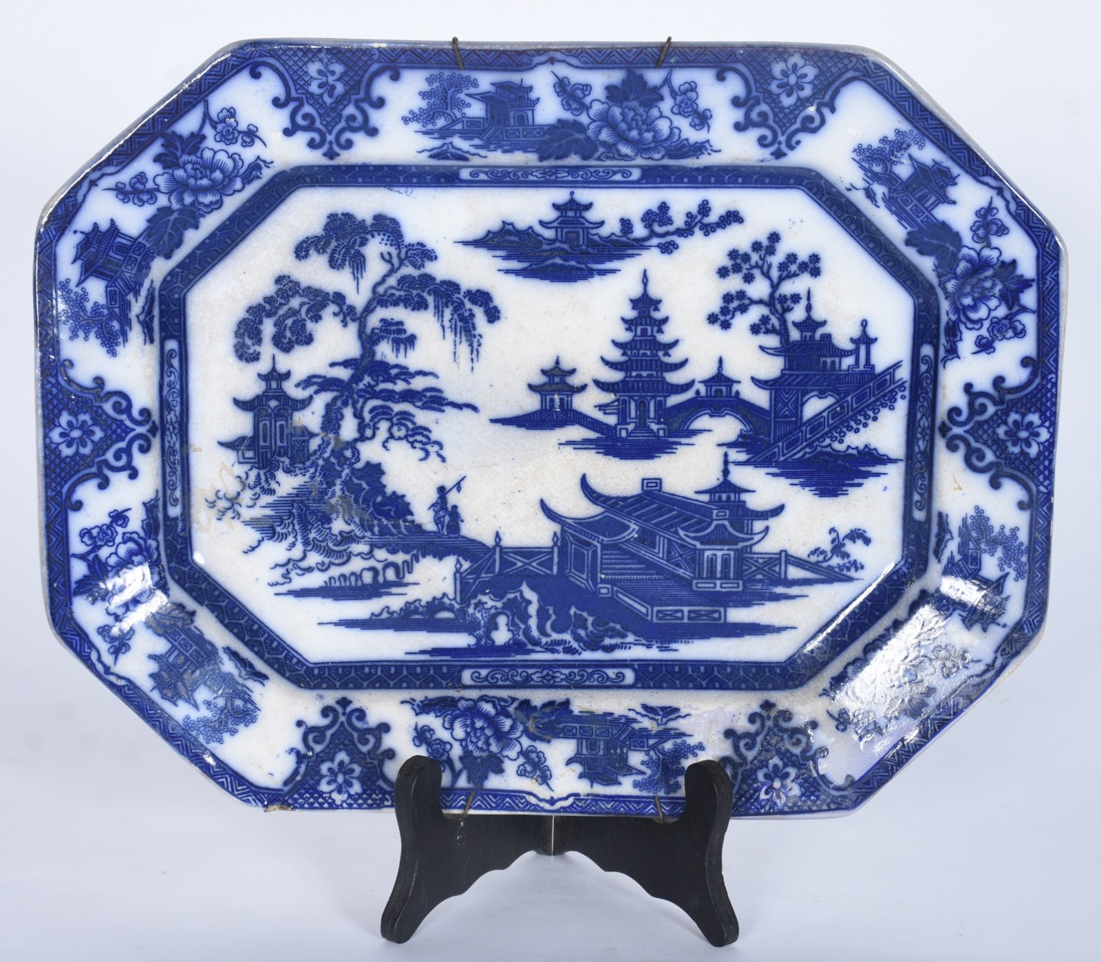 Travessa de porcelana W. Adams azul borrão, feitio oitavado, decorado... - foto 1 de 6