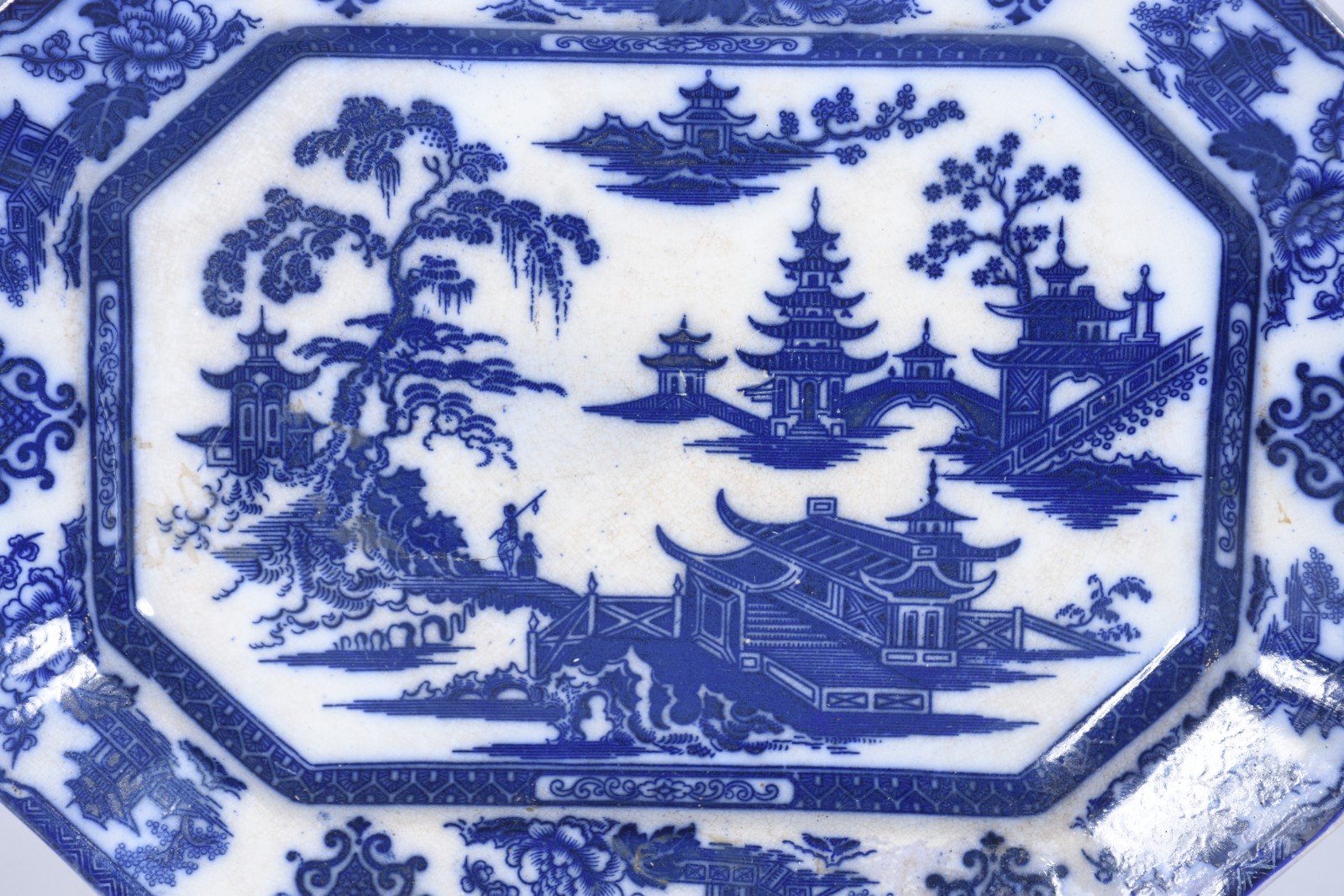 Travessa de porcelana W. Adams azul borrão, feitio oitavado, decorado... - foto 3 de 6