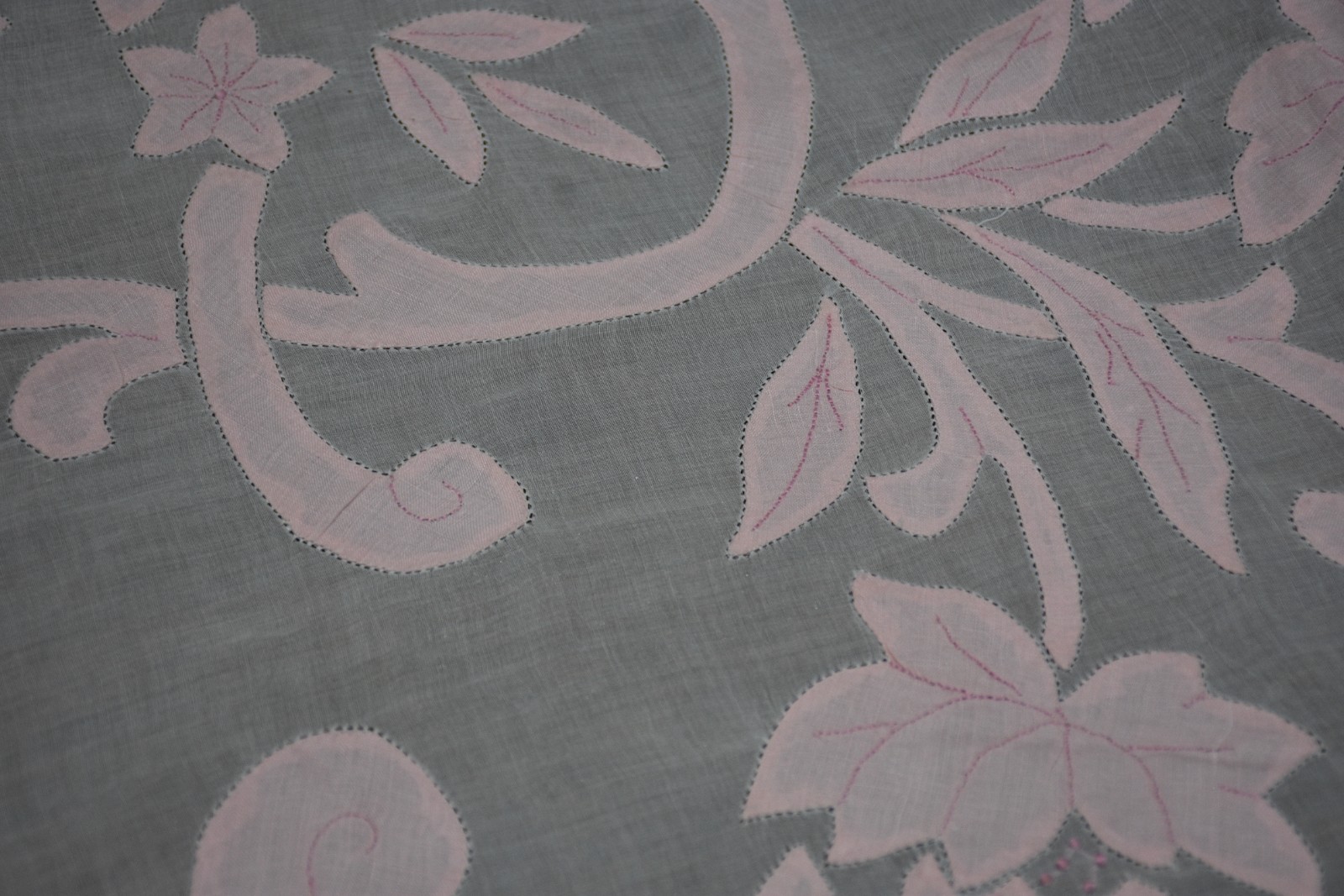 Toalha de organza com bordados em tons de rosa. Algumas manchas. - foto 2 de 6