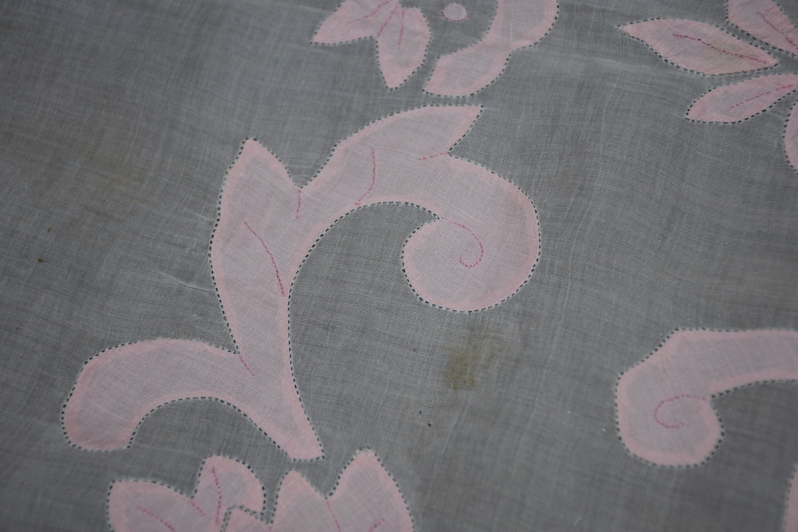 Toalha de organza com bordados em tons de rosa. Algumas manchas. - foto 3 de 6