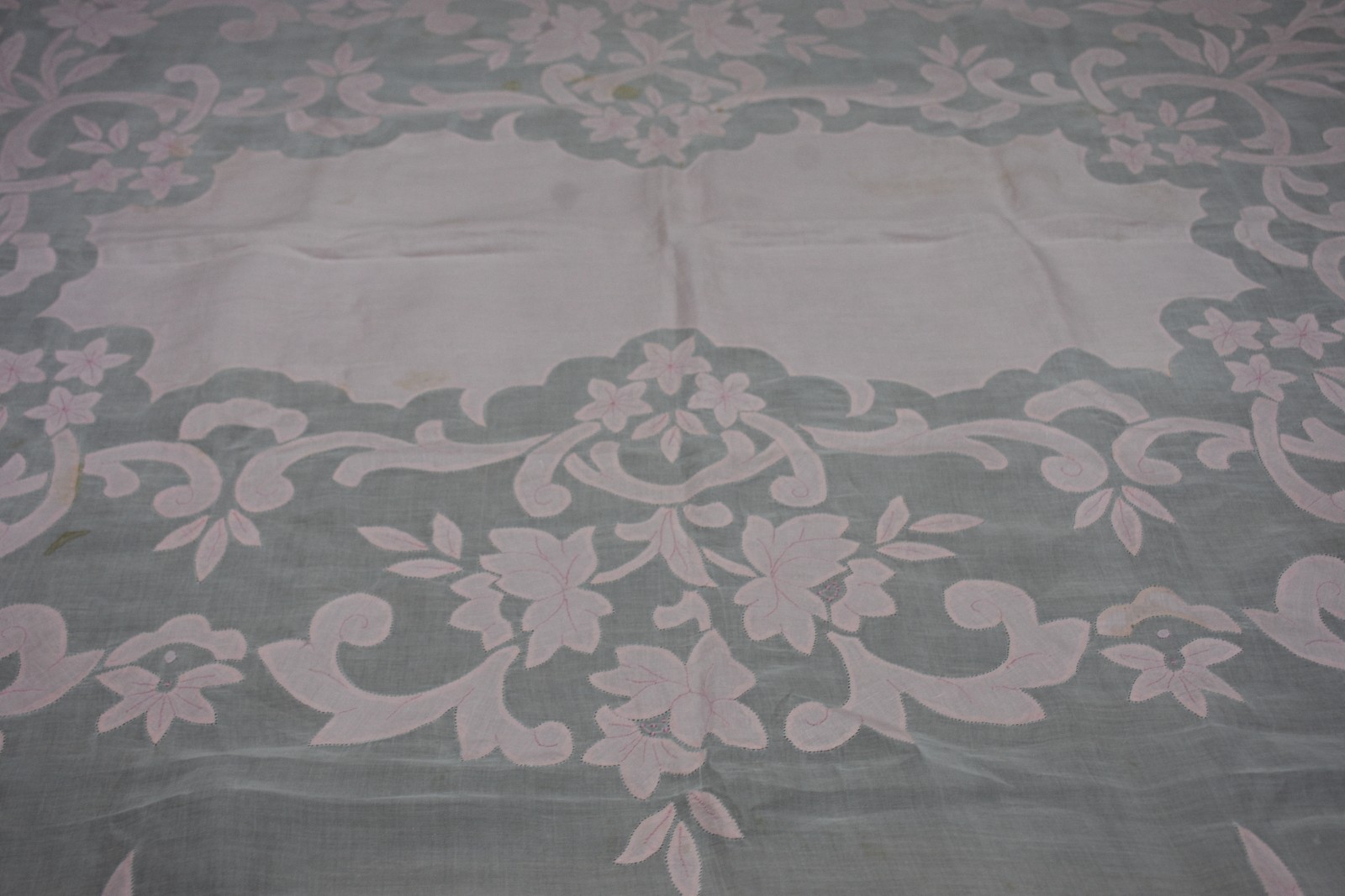 Toalha de organza com bordados em tons de rosa. Algumas manchas. - foto 4 de 6