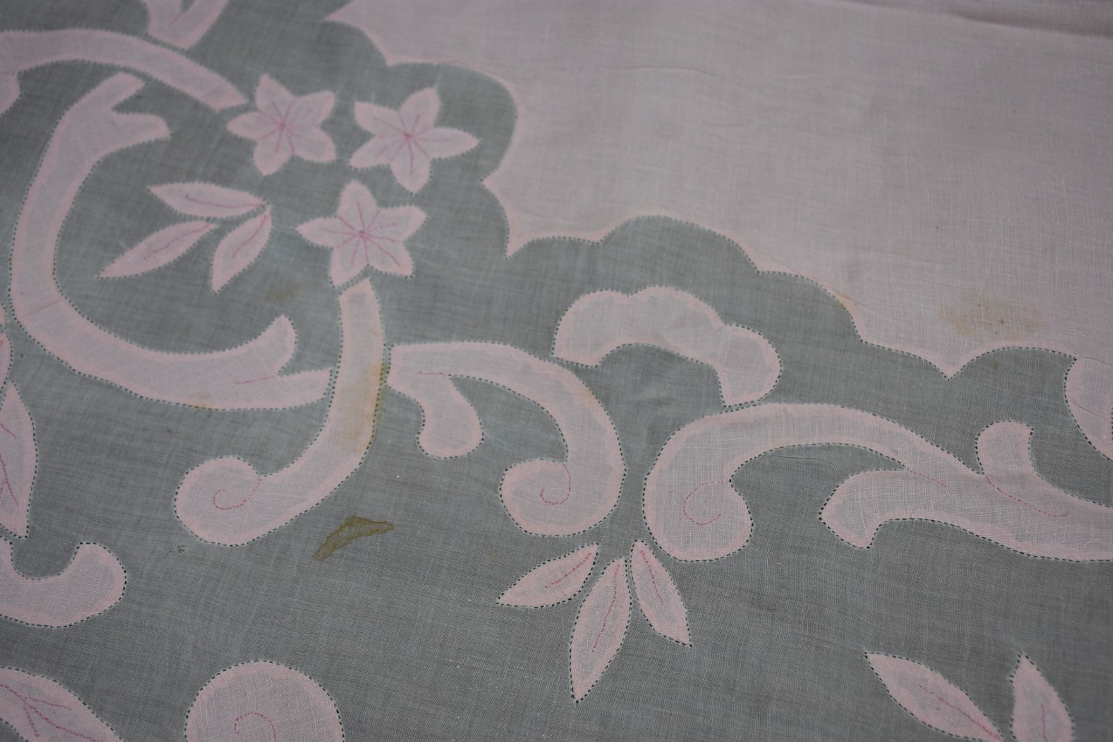 Toalha de organza com bordados em tons de rosa. Algumas manchas. - foto 5 de 6