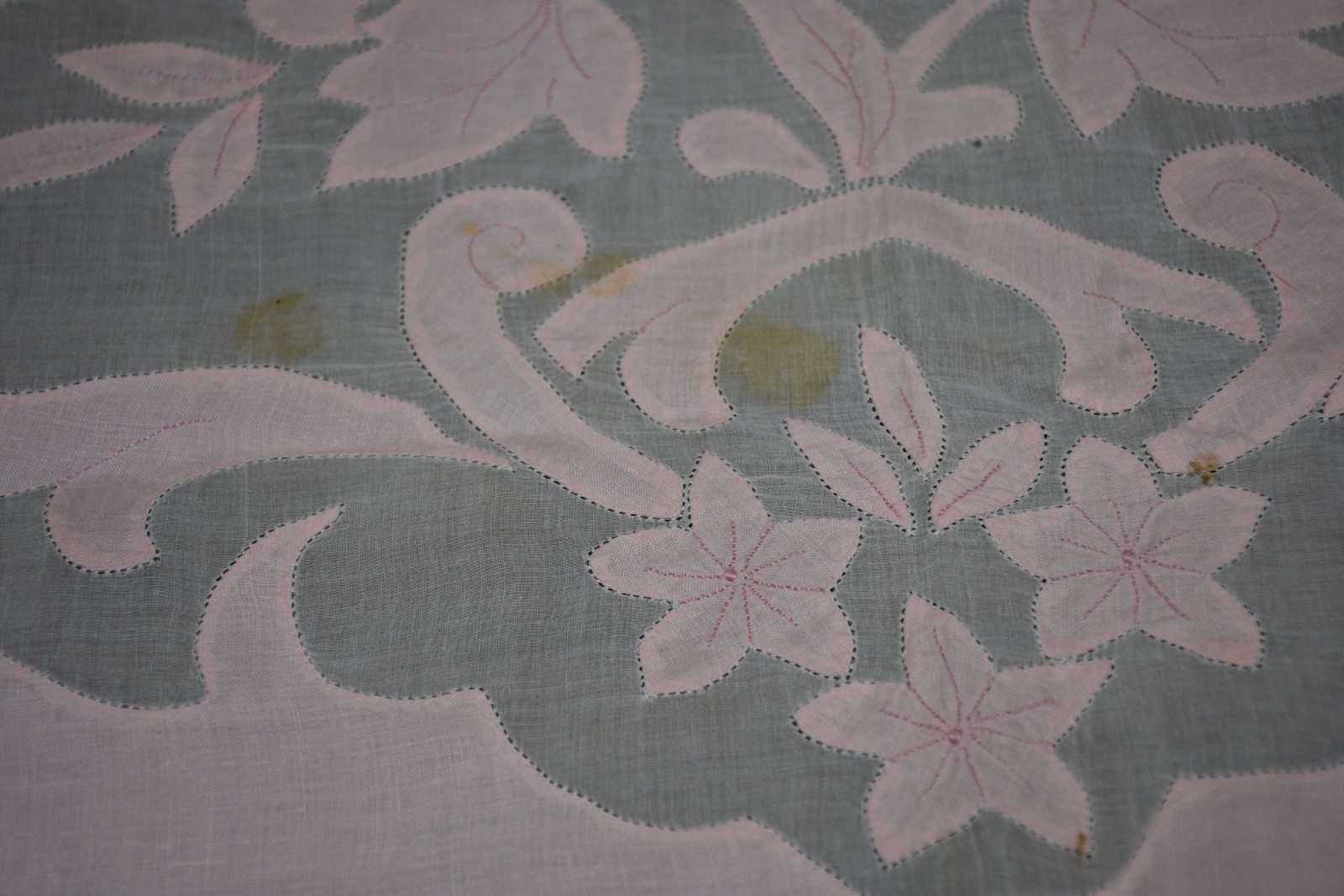 Toalha de organza com bordados em tons de rosa. Algumas manchas. - foto 6 de 6