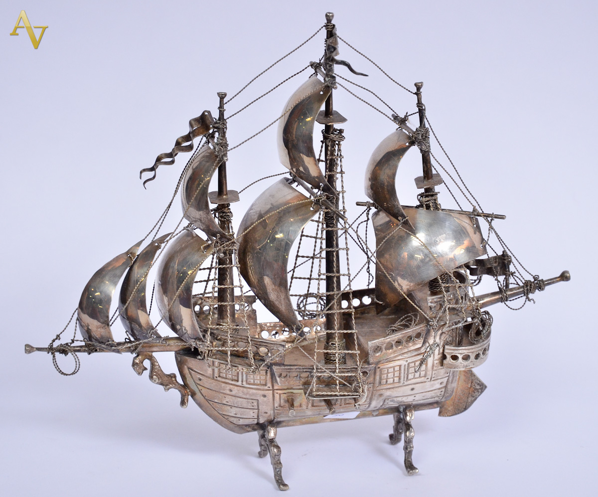 caravela de metal prateado. Alt. 26 cm.