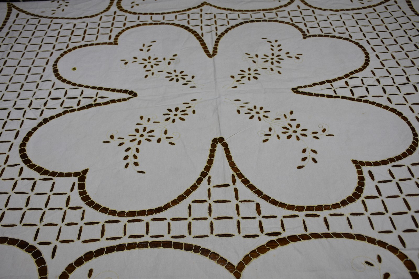 Toalha de mesa bordada.Pequenas manchas. - foto 2 de 4