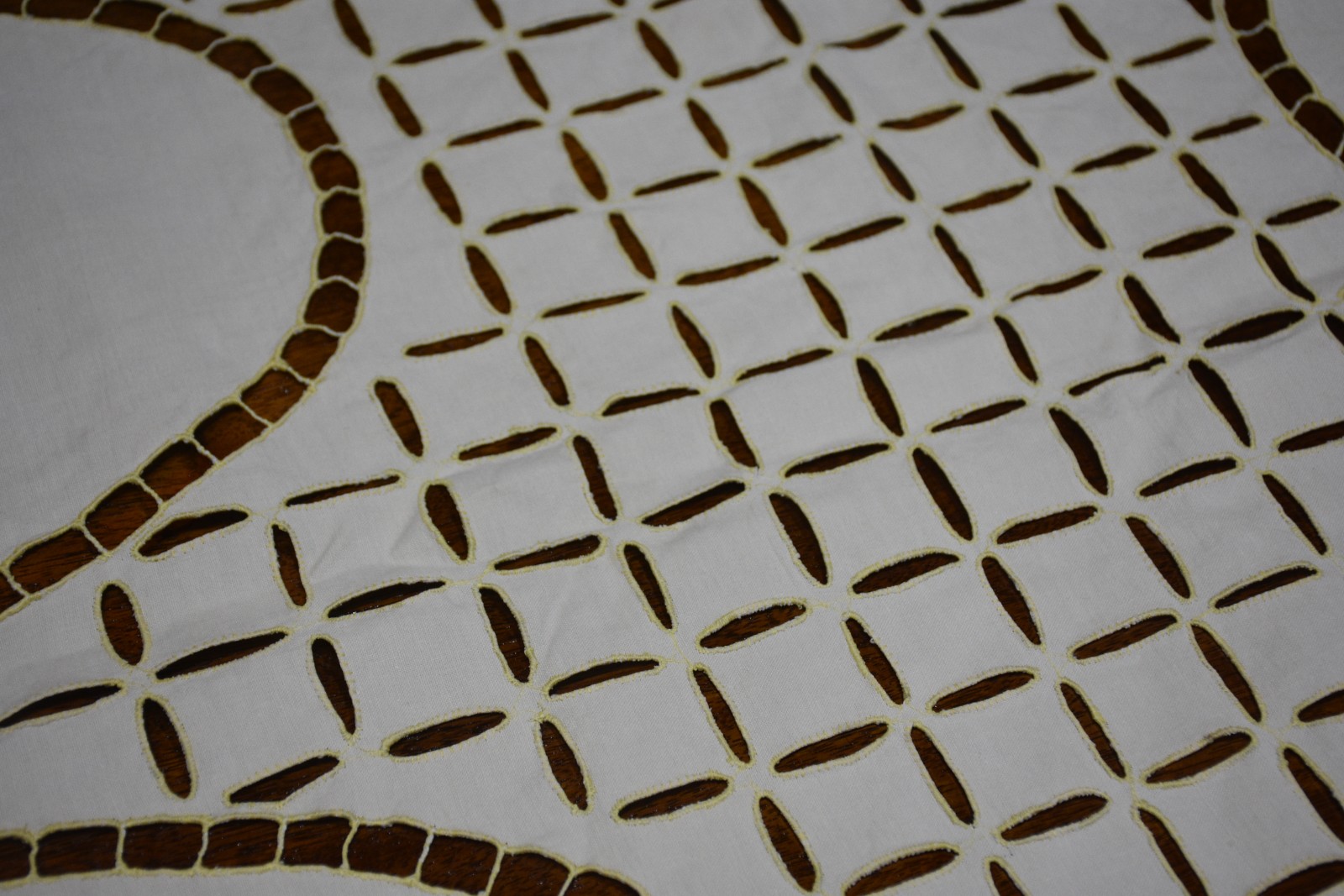 Toalha de mesa bordada.Pequenas manchas. - foto 4 de 4