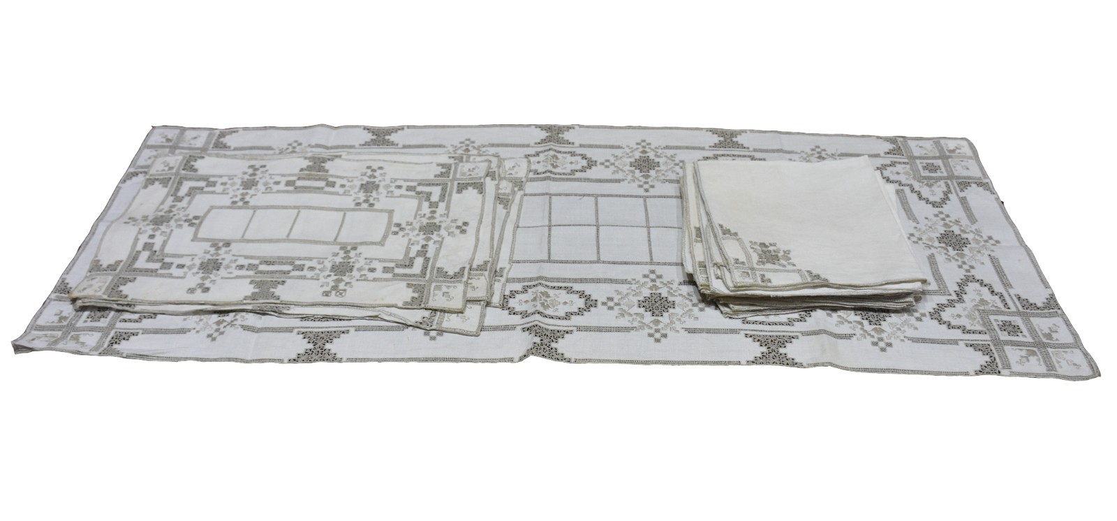 Conjunto com 8 jogos americanos, um centro de mesa e 8 guardanapos... - foto 1 de 2