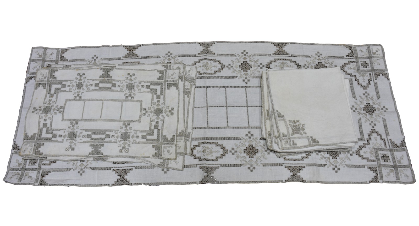 Conjunto com 8 jogos americanos, um centro de mesa e 8 guardanapos... - foto 2 de 2
