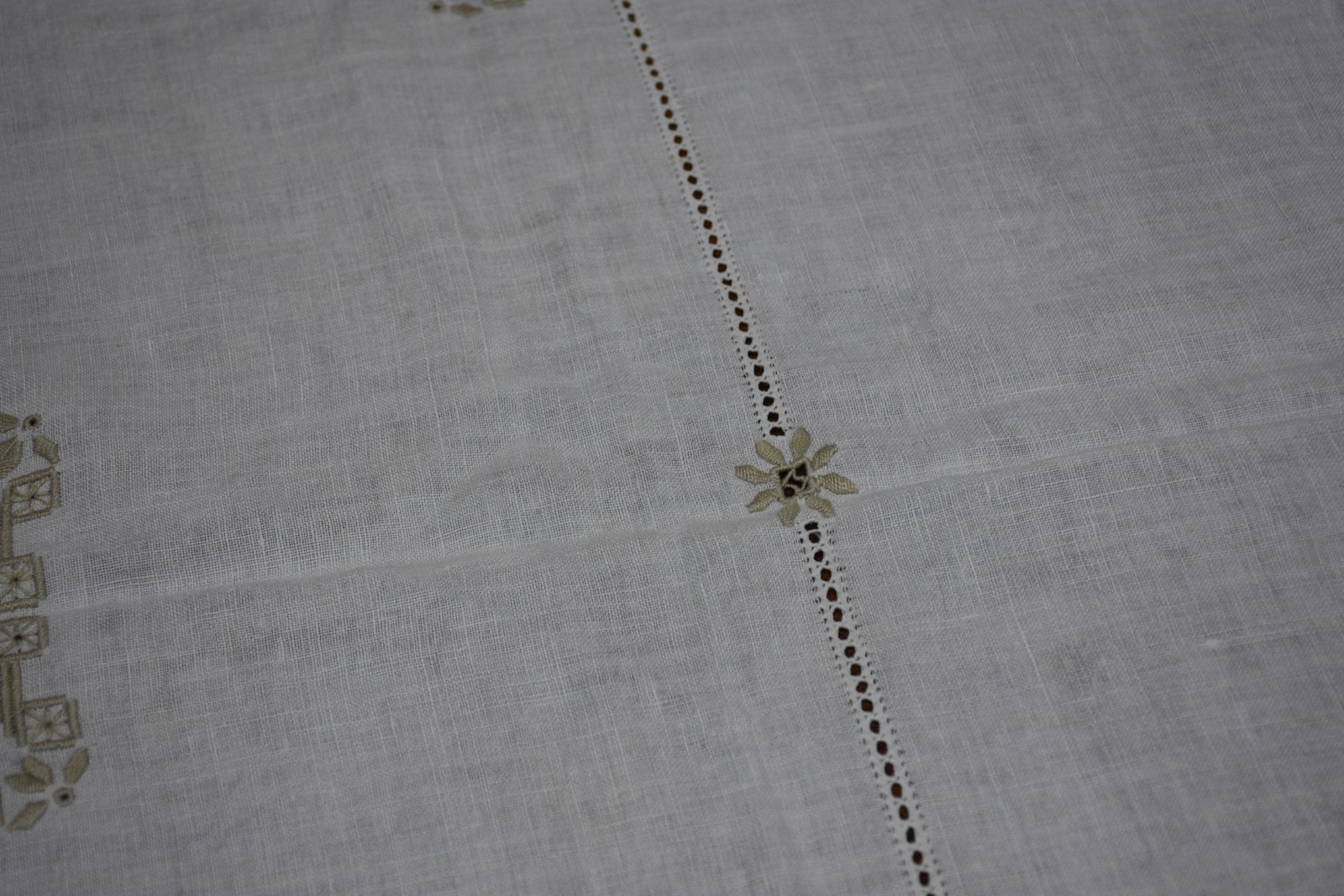 Toalha de mesa de linho bordado na cor bege. - foto 2 de 4