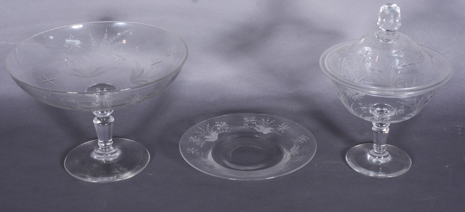 Duas peças de cristal, sendo: compoteira com presentoir e fruteira. - foto 2 de 6