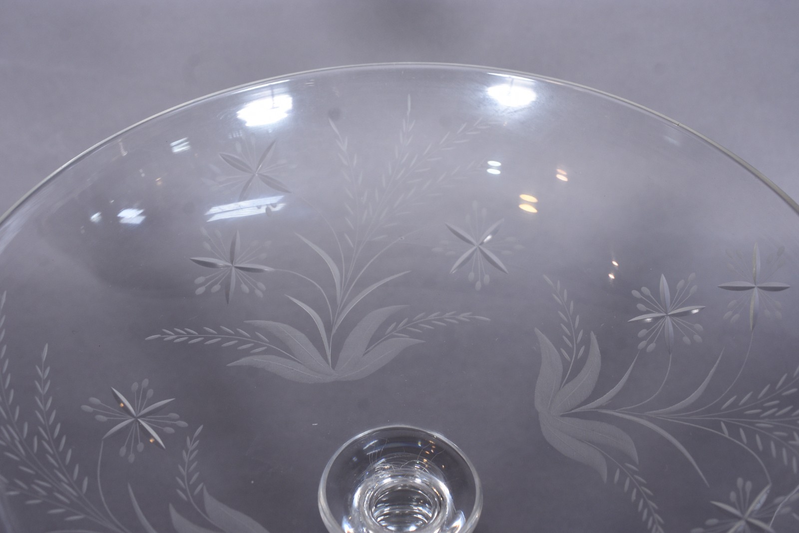 Duas peças de cristal, sendo: compoteira com presentoir e fruteira. - foto 4 de 6