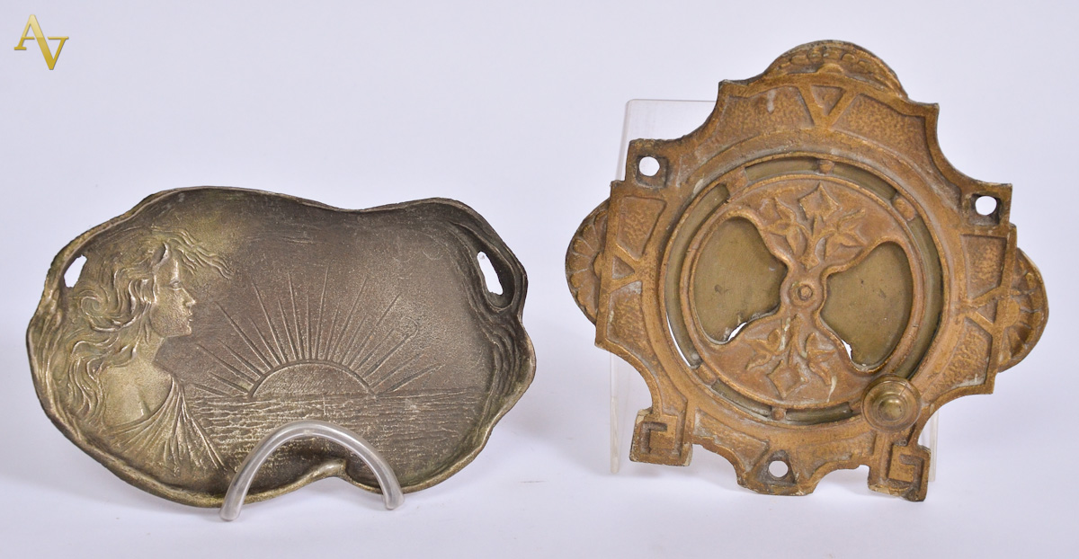 Duas pecas de bronze Art Nouveau. Med. 16 x 10 e 16 x 15 cm.