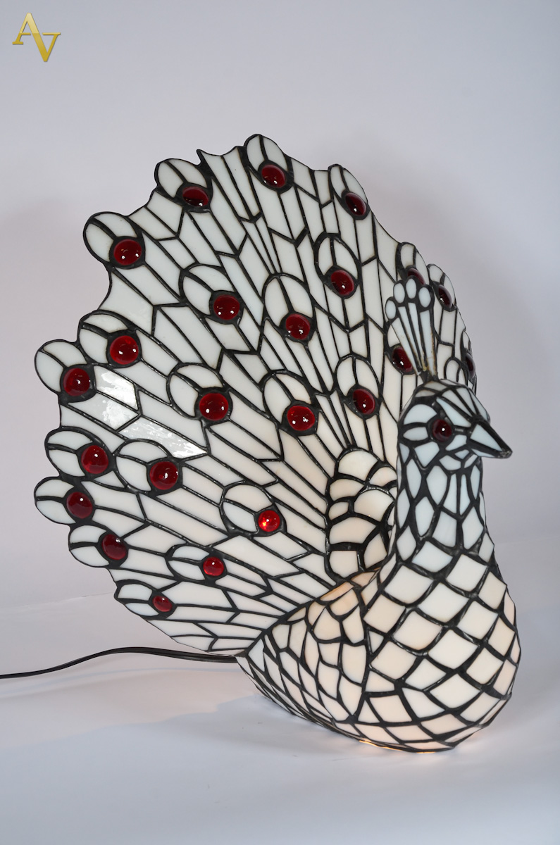 Luminária em placas de pasta de vidro na forma de pavão. Alt. 36 cm.