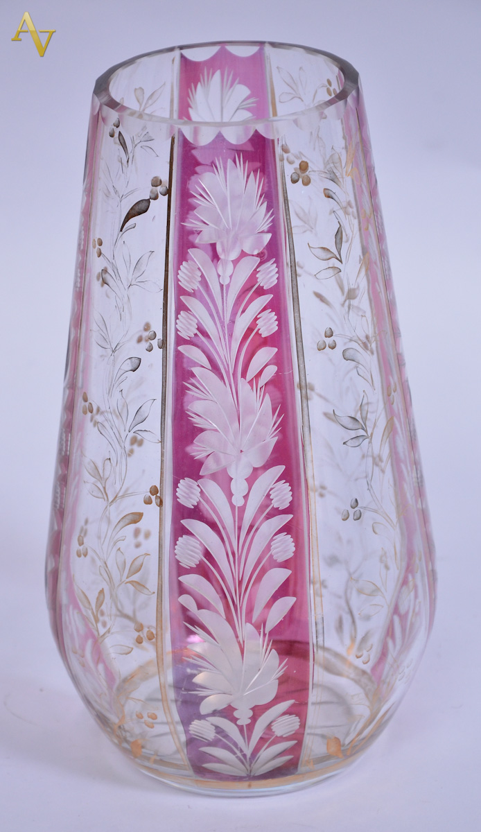 Jarra de cristal double rosa com flores lavradas. Alt. 24 cm.