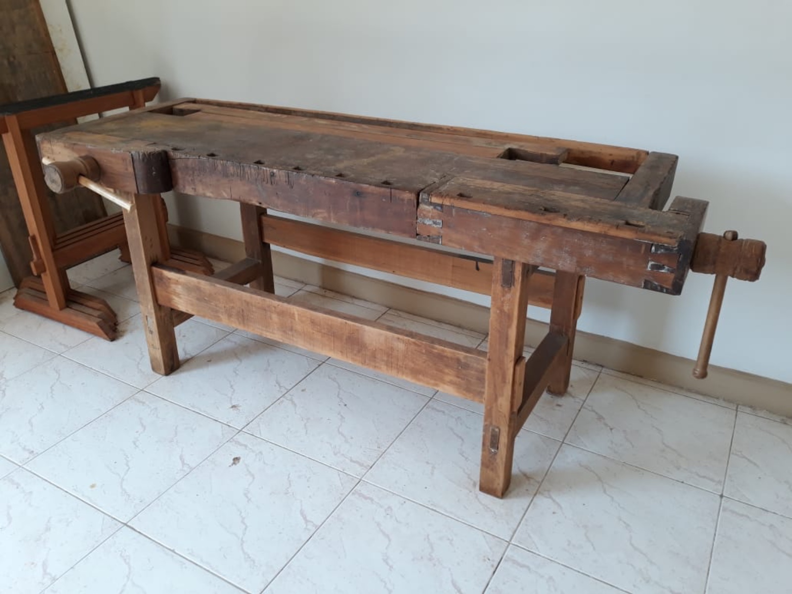 Mesa de marceneiro do final do século XIX, em madeira maciça peroba... - foto 10 de 10
