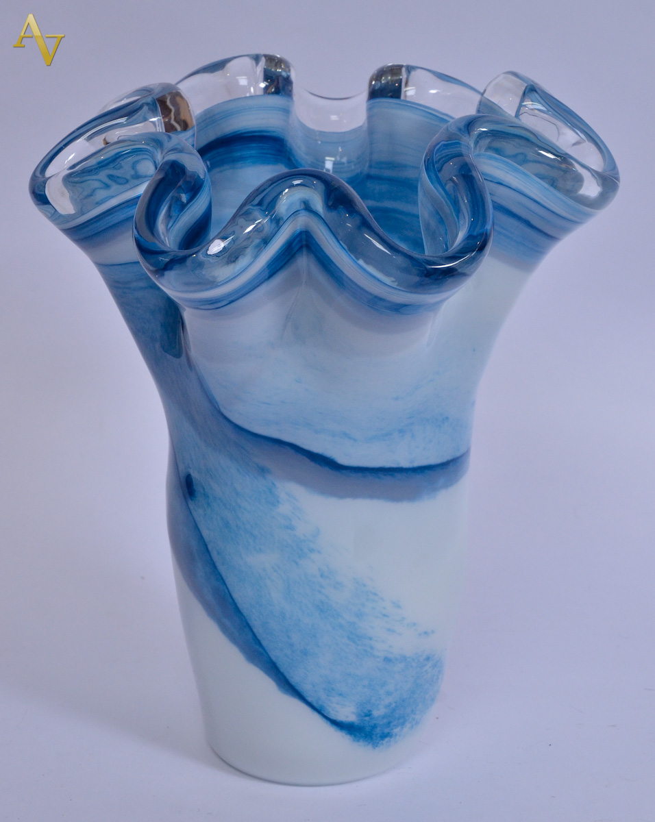 Vaso de murano nas cores azul e branco feitio babado - alt. 29cm.