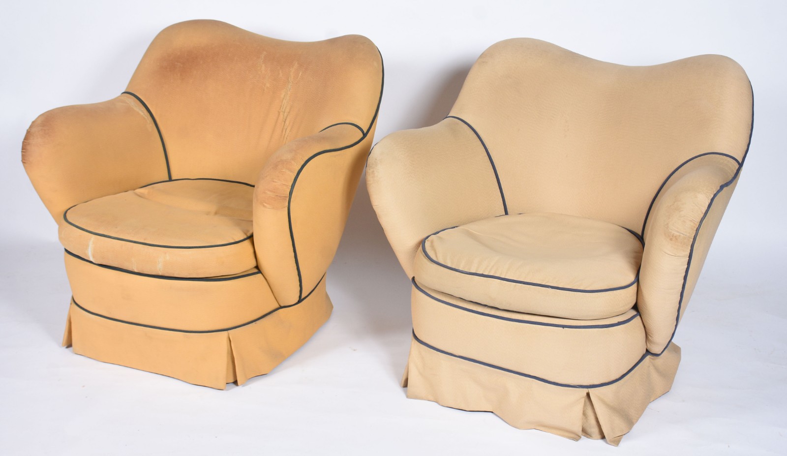 Par de poltronas estofadas e forradas com tecidos na cor mostarda e... - foto 1 de 8