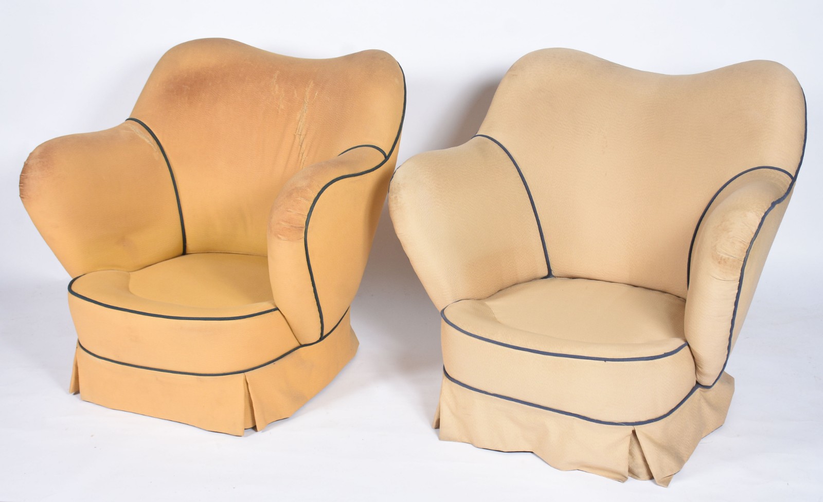 Par de poltronas estofadas e forradas com tecidos na cor mostarda e... - foto 2 de 8