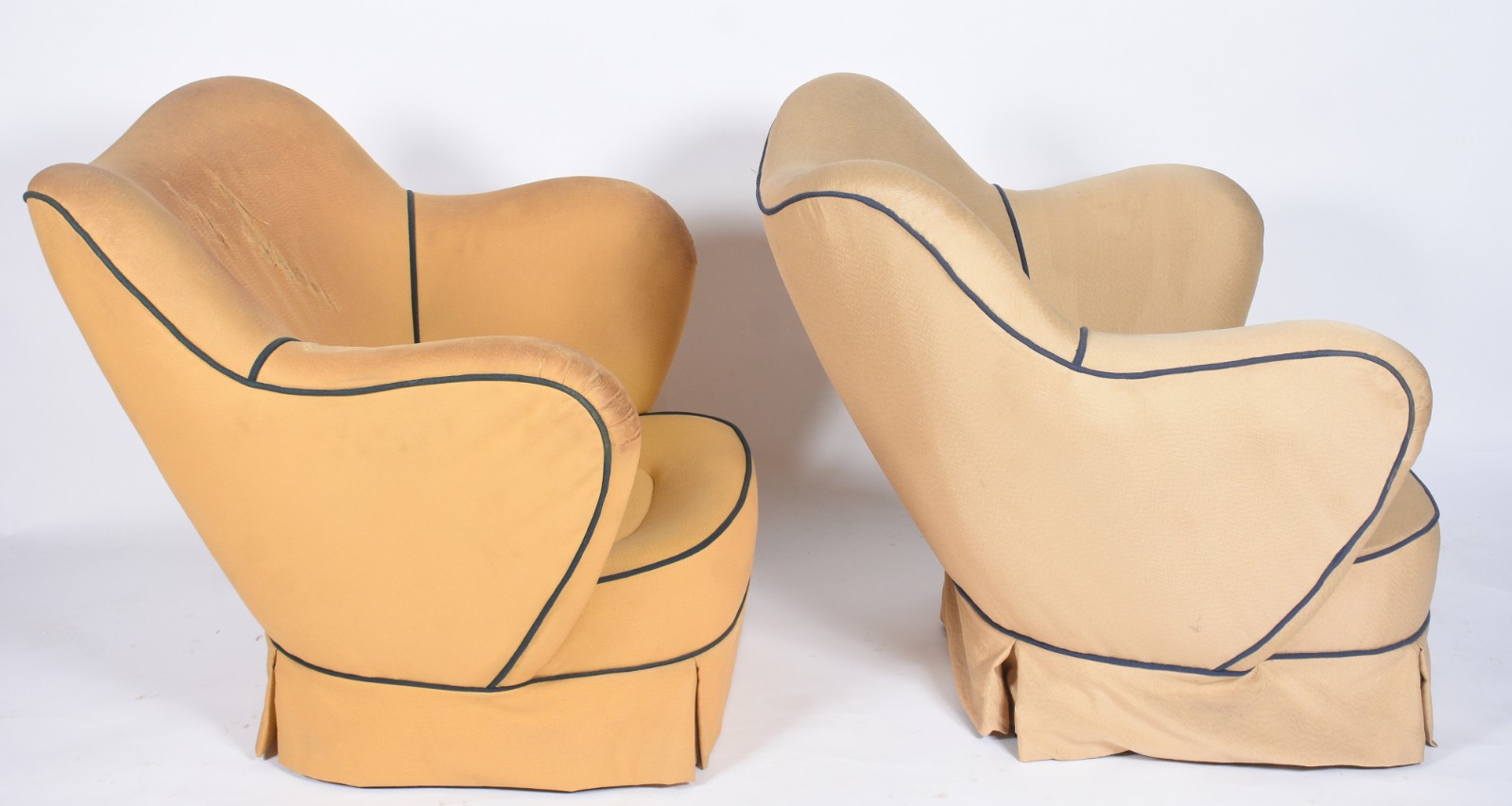 Par de poltronas estofadas e forradas com tecidos na cor mostarda e... - foto 4 de 8