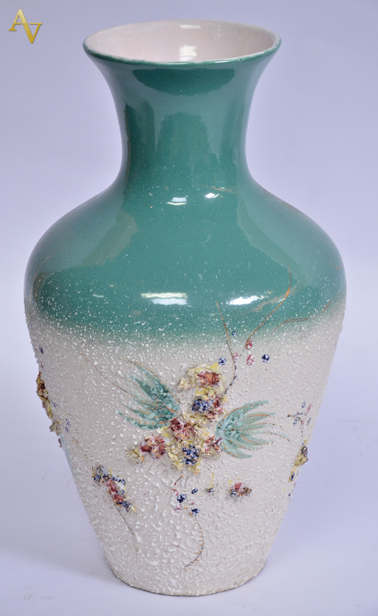Grande vaso em ceramica verde e branco, anos 50, decorado com flores...