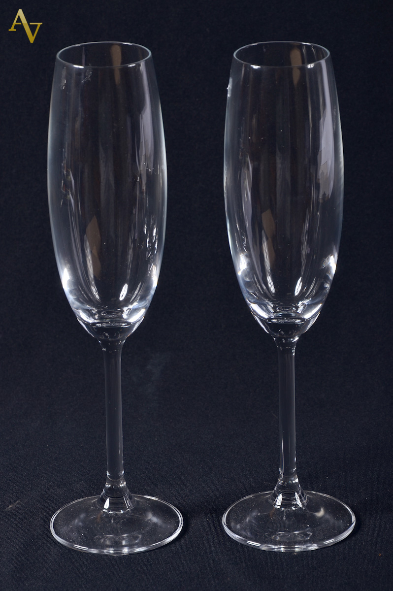 Seis flutes de cristal para champagne.