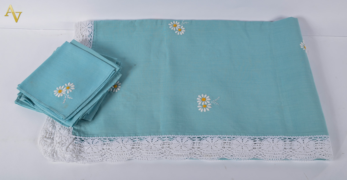Toalha de linho azul com flores brancas e 12 guardanapos. Med. 1.60 x...