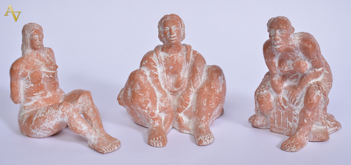 MAIA - Tres esculturas em terracota. Alts. 13,15,17 cm.
