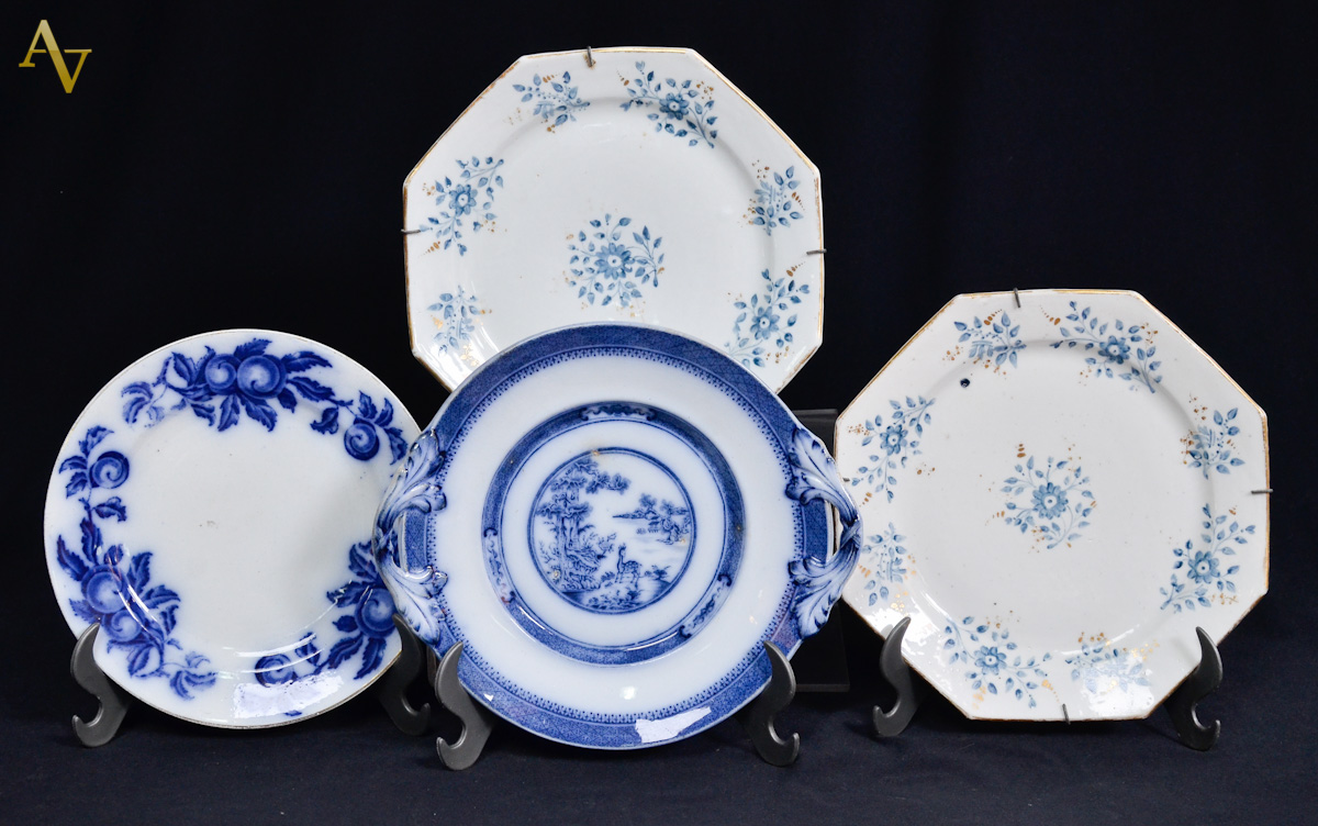 Quatros pratos diversos de porcelana decorados em azul e branco...