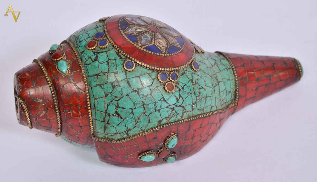 Concha com aplicações de lapis lázuli, turquesa, coral e madrepérola...