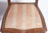 Duas peças de madeira nobre, sendo: Mesa auxili... - Duas peças de madeira nobre, sendo: Mesa auxiliar feitio redondo, coluna central torneada apoiada em base triangular; e, cadeira com assento e e...