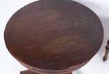 Duas peças de madeira nobre, sendo: Mesa auxili... - Duas peças de madeira nobre, sendo: Mesa auxiliar feitio redondo, coluna central torneada apoiada em base triangular; e, cadeira com assento e e...