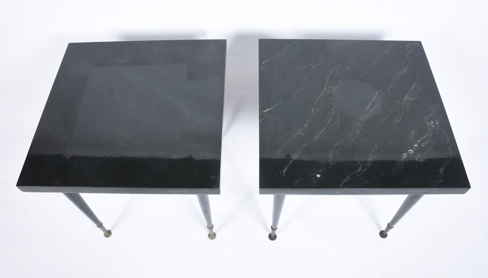 Par de mesinhas quadradas de madeira nobre pintadas de preto... - foto 3 de 6