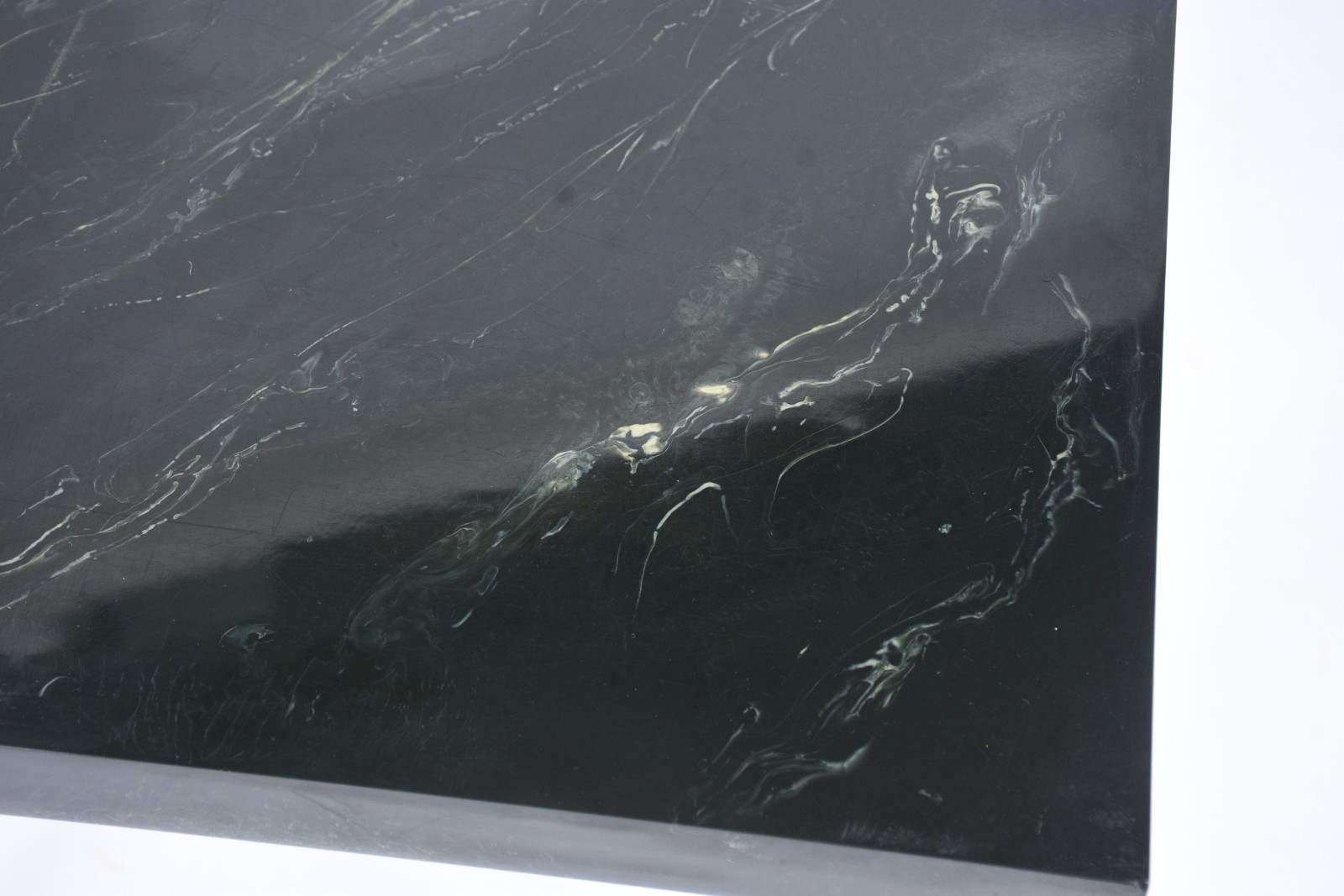 Par de mesinhas quadradas de madeira nobre pintadas de preto... - foto 5 de 6