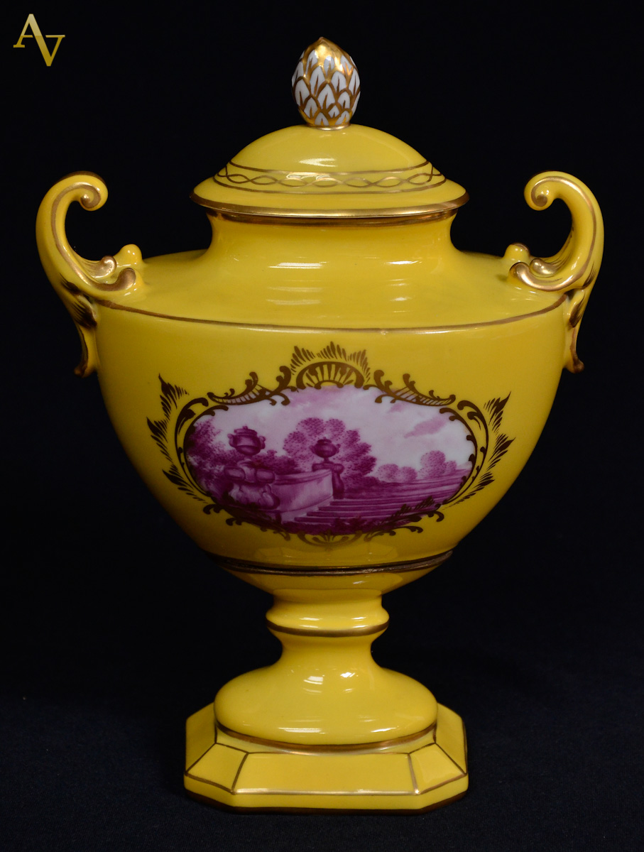 Anfora de porcelana europeia na cor amarela decorada com paisagem em...