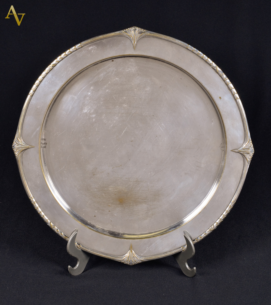 Bandeja WMF de metal espessurado a prata. Diam. 30 cm.